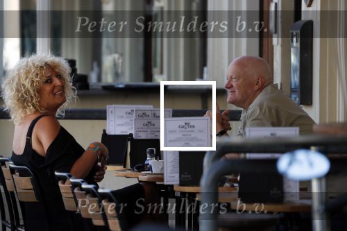 Amsterdam 5 juli 2018
Arnold Karskens met een vrouw op terras in Amsterdam zuid.