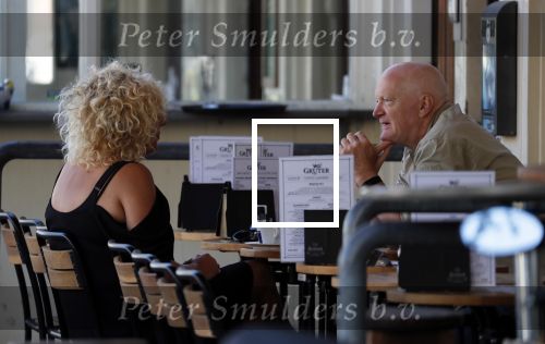 Amsterdam 5 juli 2018
Arnold Karskens met een vrouw op terras in Amsterdam zuid.