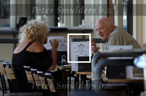 Amsterdam 5 juli 2018
Arnold Karskens met een vrouw op terras in Amsterdam zuid.