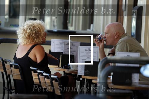 Amsterdam 5 juli 2018
Arnold Karskens met een vrouw op terras in Amsterdam zuid.