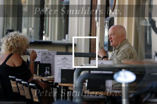Amsterdam 5 juli 2018
Arnold Karskens met een vrouw op terras in Amsterdam zuid.