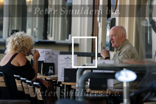 Amsterdam 5 juli 2018
Arnold Karskens met een vrouw op terras in Amsterdam zuid.