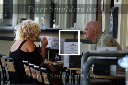 Amsterdam 5 juli 2018
Arnold Karskens met een vrouw op terras in Amsterdam zuid.