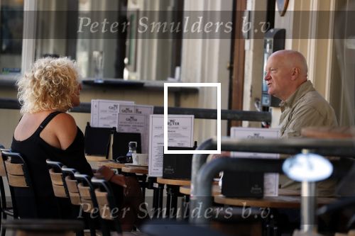 Amsterdam 5 juli 2018
Arnold Karskens met een vrouw op terras in Amsterdam zuid.