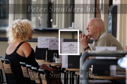 Amsterdam 5 juli 2018
Arnold Karskens met een vrouw op terras in Amsterdam zuid.