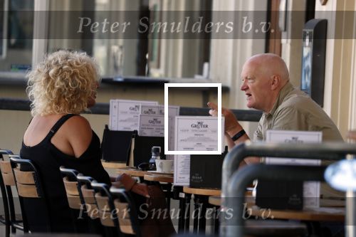 Amsterdam 5 juli 2018
Arnold Karskens met een vrouw op terras in Amsterdam zuid.