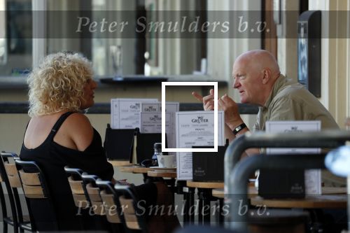 Amsterdam 5 juli 2018
Arnold Karskens met een vrouw op terras in Amsterdam zuid.