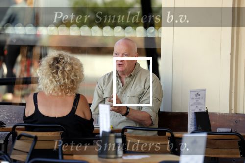 Amsterdam 5 juli 2018
Arnold Karskens met een vrouw op terras in Amsterdam zuid.