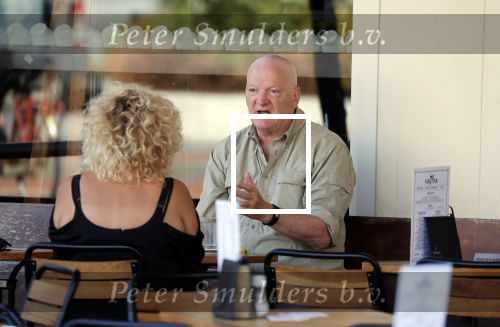 Amsterdam 5 juli 2018
Arnold Karskens met een vrouw op terras in Amsterdam zuid.