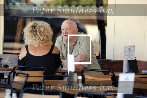 Amsterdam 5 juli 2018
Arnold Karskens met een vrouw op terras in Amsterdam zuid.