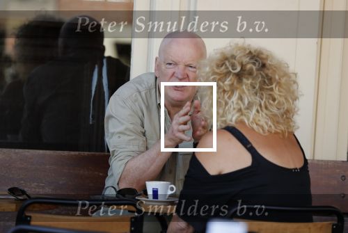 Amsterdam 5 juli 2018
Arnold Karskens met een vrouw op terras in Amsterdam zuid.