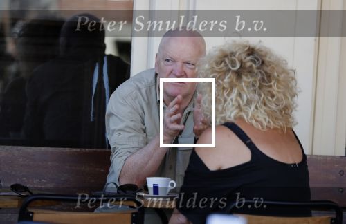 Amsterdam 5 juli 2018
Arnold Karskens met een vrouw op terras in Amsterdam zuid.