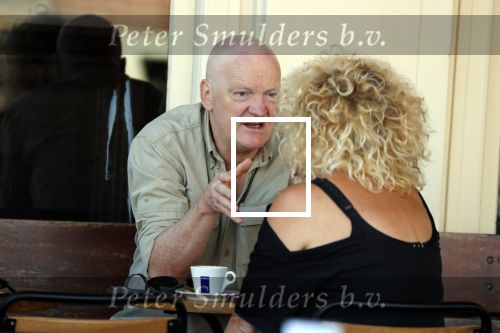 Amsterdam 5 juli 2018
Arnold Karskens met een vrouw op terras in Amsterdam zuid.