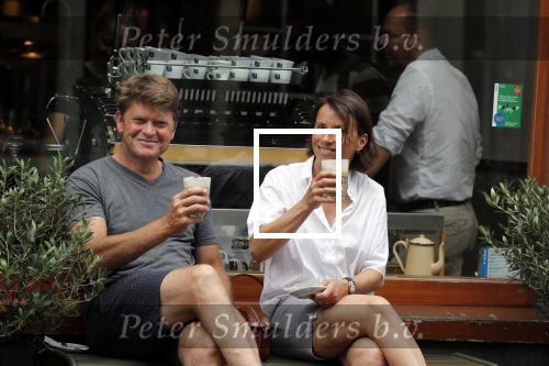 Amsterdam 22 juli 2018
Beau v Erven Dorens en zijn vrouw Selly drinken koffietje op de utrechtsestraat.