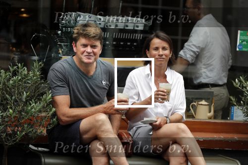 Amsterdam 22 juli 2018
Beau v Erven Dorens en zijn vrouw Selly drinken koffietje op de utrechtsestraat.