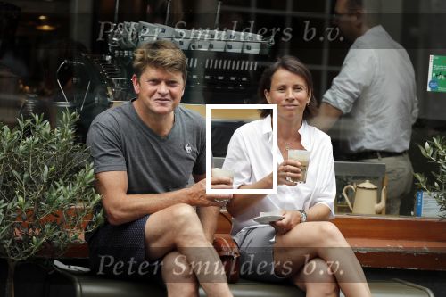 Amsterdam 22 juli 2018
Beau v Erven Dorens en zijn vrouw Selly drinken koffietje op de utrechtsestraat.