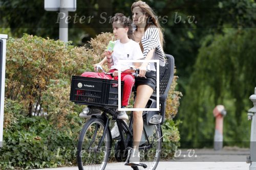 Amsterdam 9 juli 2018
Beertje v Beers met dochter op de fiets.
