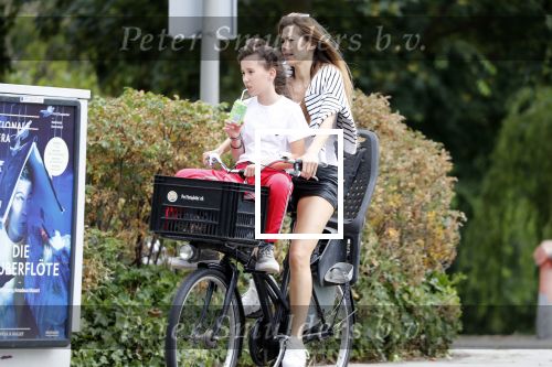 Amsterdam 9 juli 2018
Beertje v Beers met dochter op de fiets.