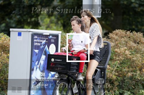 Amsterdam 9 juli 2018
Beertje v Beers met dochter op de fiets.