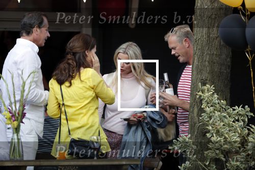 Amsterdam 13 juli 2018
Bridget Maasland en Leon de Ruiter op terras met Carolien de Bruijn en Erik de Vogel