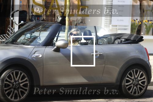 Amsterdam 18 april 2018
Bridget Maasland in haar mini cooper cabrio in Amsterdam zuid.