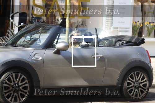 Amsterdam 18 april 2018
Bridget Maasland in haar mini cooper cabrio in Amsterdam zuid.