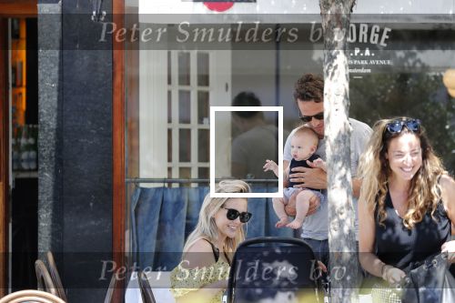 Amsterdam 17 juli 2018
Chantal janzen met man Marco Geeratz en hun zoontje op etrras en achter de kinderwagen.