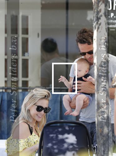 Amsterdam 17 juli 2018
Chantal janzen met man Marco Geeratz en hun zoontje op etrras en achter de kinderwagen.