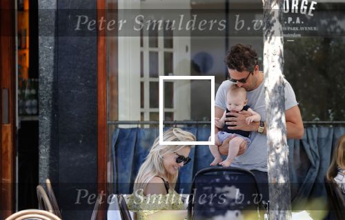 Amsterdam 17 juli 2018
Chantal janzen met man Marco Geeratz en hun zoontje op etrras en achter de kinderwagen.