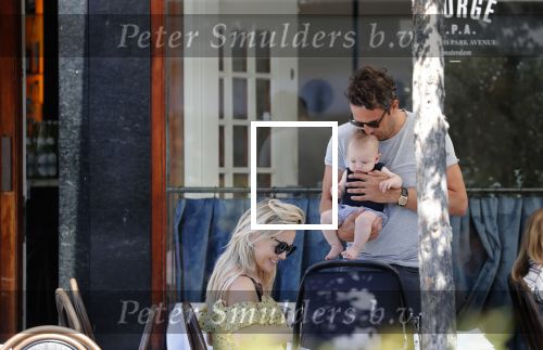 Amsterdam 17 juli 2018
Chantal janzen met man Marco Geeratz en hun zoontje op etrras en achter de kinderwagen.
