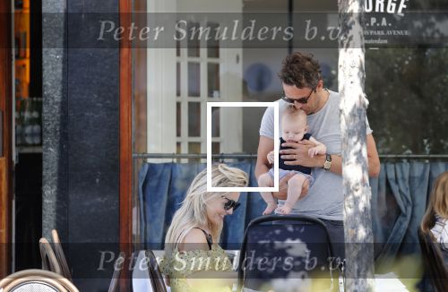 Amsterdam 17 juli 2018
Chantal janzen met man Marco Geeratz en hun zoontje op etrras en achter de kinderwagen.