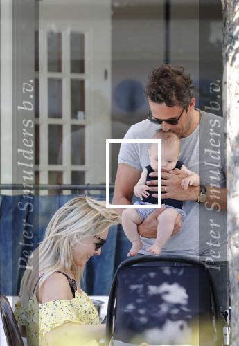Amsterdam 17 juli 2018
Chantal janzen met man Marco Geeratz en hun zoontje op etrras en achter de kinderwagen.