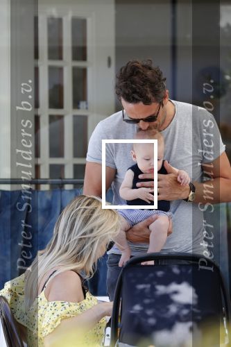 Amsterdam 17 juli 2018
Chantal janzen met man Marco Geeratz en hun zoontje op etrras en achter de kinderwagen.