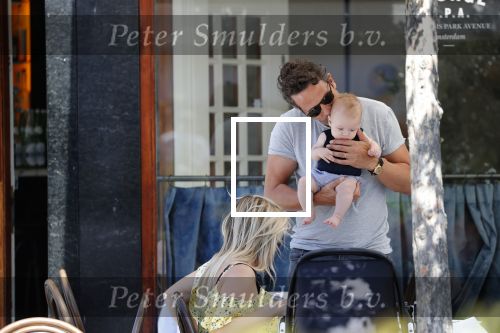 Amsterdam 17 juli 2018
Chantal janzen met man Marco Geeratz en hun zoontje op etrras en achter de kinderwagen.