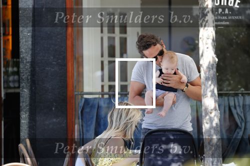 Amsterdam 17 juli 2018
Chantal janzen met man Marco Geeratz en hun zoontje op etrras en achter de kinderwagen.
