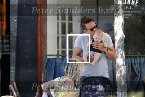 Amsterdam 17 juli 2018
Chantal janzen met man Marco Geeratz en hun zoontje op etrras en achter de kinderwagen.