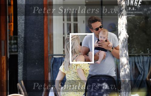 Amsterdam 17 juli 2018
Chantal janzen met man Marco Geeratz en hun zoontje op etrras en achter de kinderwagen.