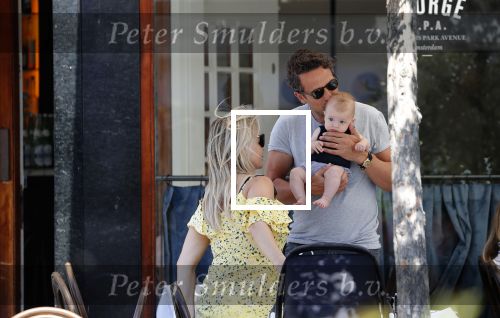 Amsterdam 17 juli 2018
Chantal janzen met man Marco Geeratz en hun zoontje op etrras en achter de kinderwagen.