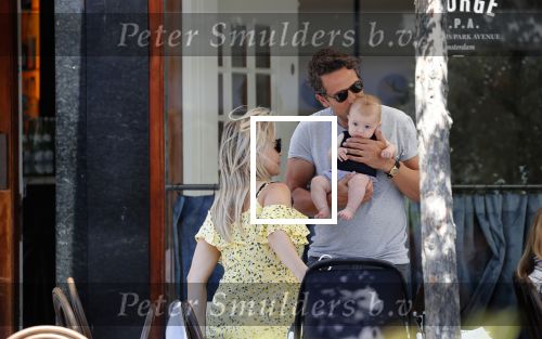 Amsterdam 17 juli 2018
Chantal janzen met man Marco Geeratz en hun zoontje op etrras en achter de kinderwagen.