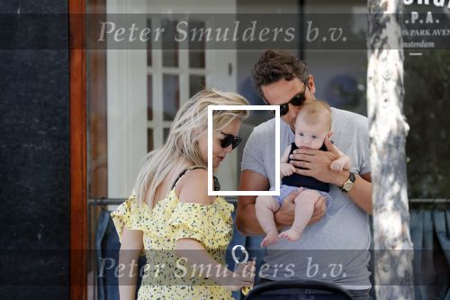 Amsterdam 17 juli 2018
Chantal janzen met man Marco Geeratz en hun zoontje op etrras en achter de kinderwagen.
