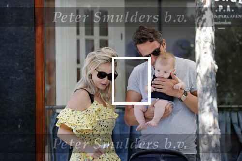 Amsterdam 17 juli 2018
Chantal janzen met man Marco Geeratz en hun zoontje op etrras en achter de kinderwagen.