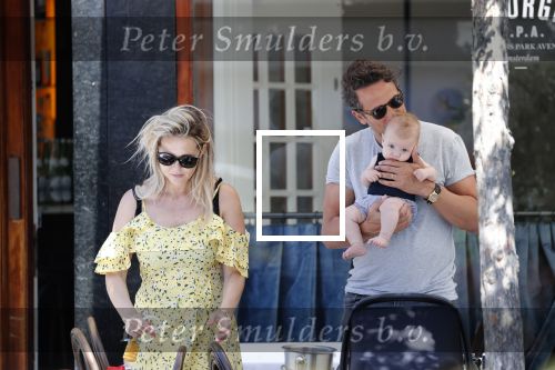 Amsterdam 17 juli 2018
Chantal janzen met man Marco Geeratz en hun zoontje op etrras en achter de kinderwagen.