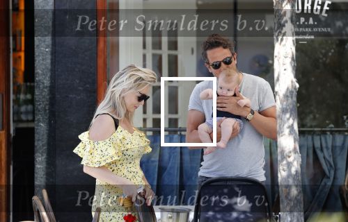 Amsterdam 17 juli 2018
Chantal janzen met man Marco Geeratz en hun zoontje op etrras en achter de kinderwagen.