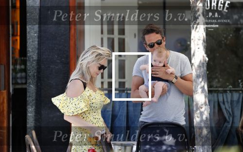 Amsterdam 17 juli 2018
Chantal janzen met man Marco Geeratz en hun zoontje op etrras en achter de kinderwagen.