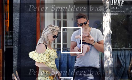 Amsterdam 17 juli 2018
Chantal janzen met man Marco Geeratz en hun zoontje op etrras en achter de kinderwagen.