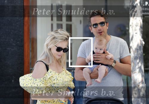 Amsterdam 17 juli 2018
Chantal janzen met man Marco Geeratz en hun zoontje op etrras en achter de kinderwagen.