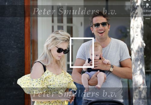 Amsterdam 17 juli 2018
Chantal janzen met man Marco Geeratz en hun zoontje op etrras en achter de kinderwagen.