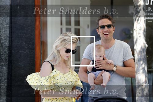 Amsterdam 17 juli 2018
Chantal janzen met man Marco Geeratz en hun zoontje op etrras en achter de kinderwagen.