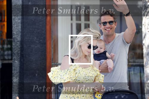 Amsterdam 17 juli 2018
Chantal janzen met man Marco Geeratz en hun zoontje op etrras en achter de kinderwagen.