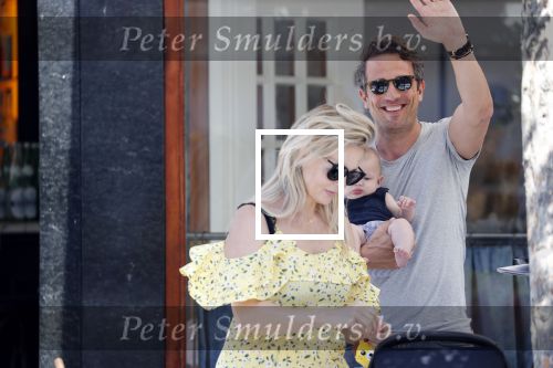 Amsterdam 17 juli 2018
Chantal janzen met man Marco Geeratz en hun zoontje op etrras en achter de kinderwagen.